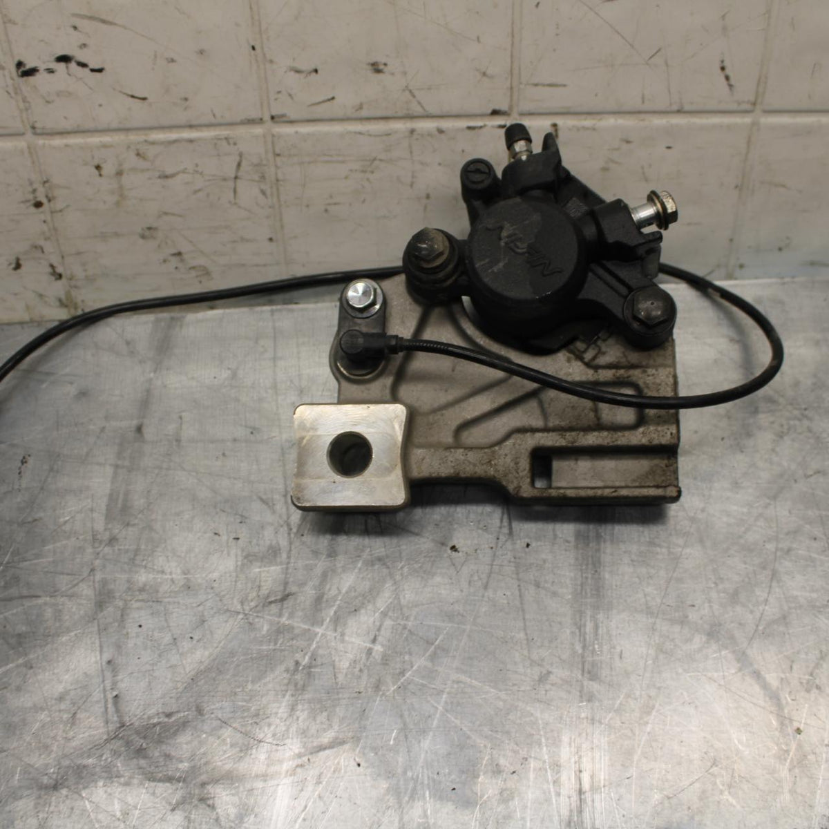 17-23 SUZUKI GSXR 250 GSX250RL8 REAR BACK BRAKE CALIPER W MOUNT BRACKET BB490