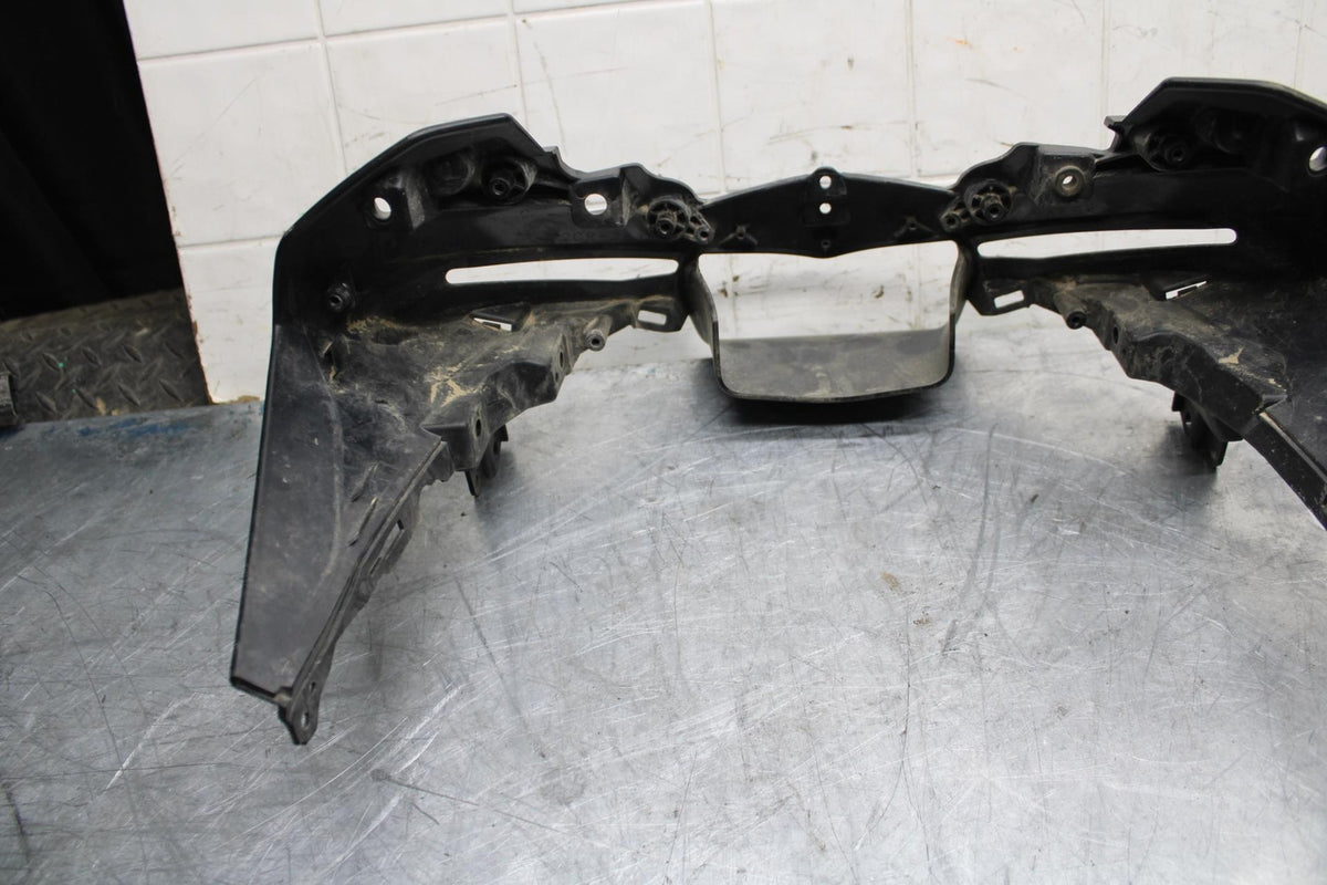 18 YAMAHA YZF R1  FRONT CENTER COWL FAIRING STAY BB473