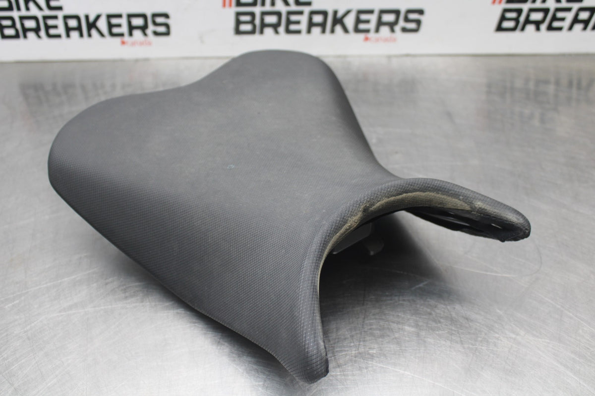 18-26 KAWASAKI Z400 FRONT DRIVERS SEAT PAD SADDLE PILLION BB852