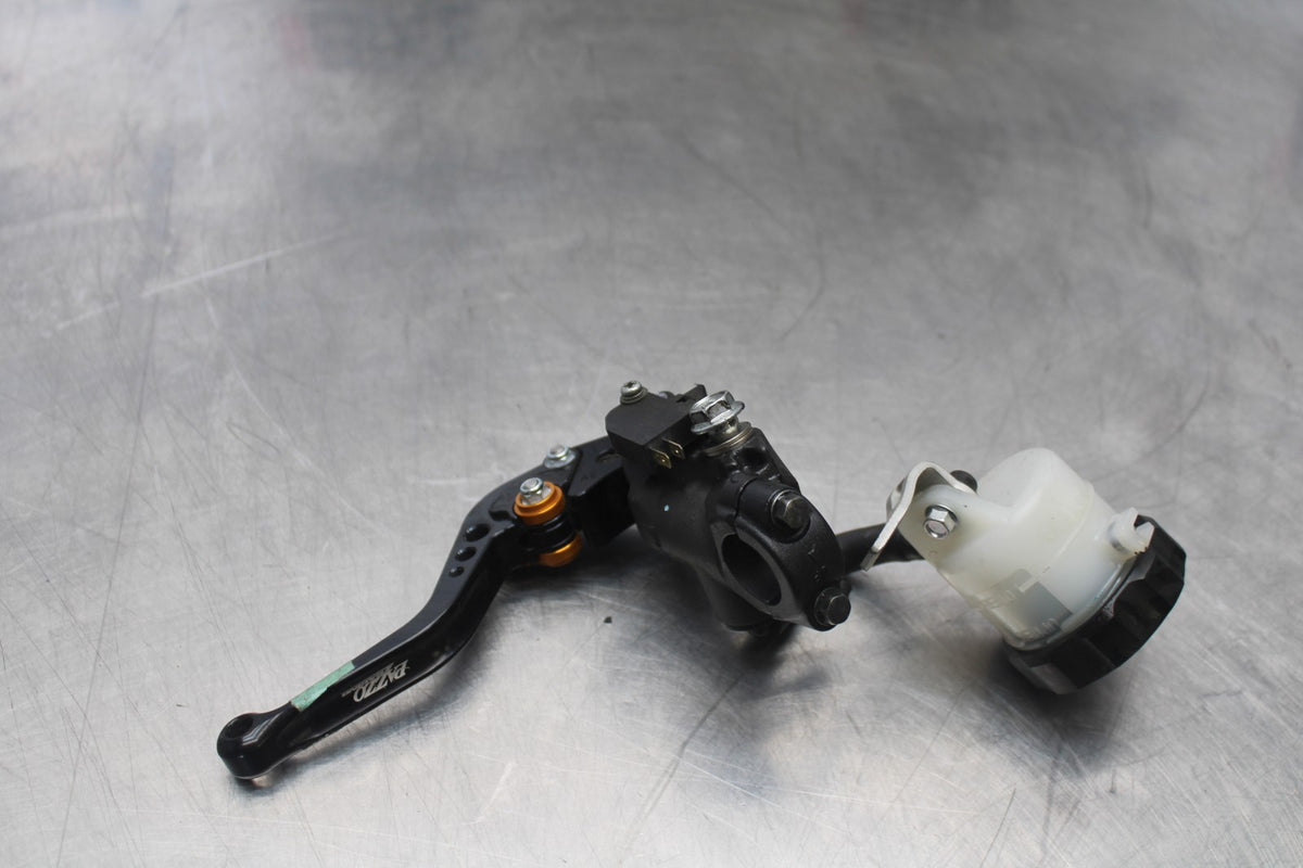 11-26 SUZUKI GSXR750 FRONT BRAKE MASTER CYLINDER w/ LEVER BB900