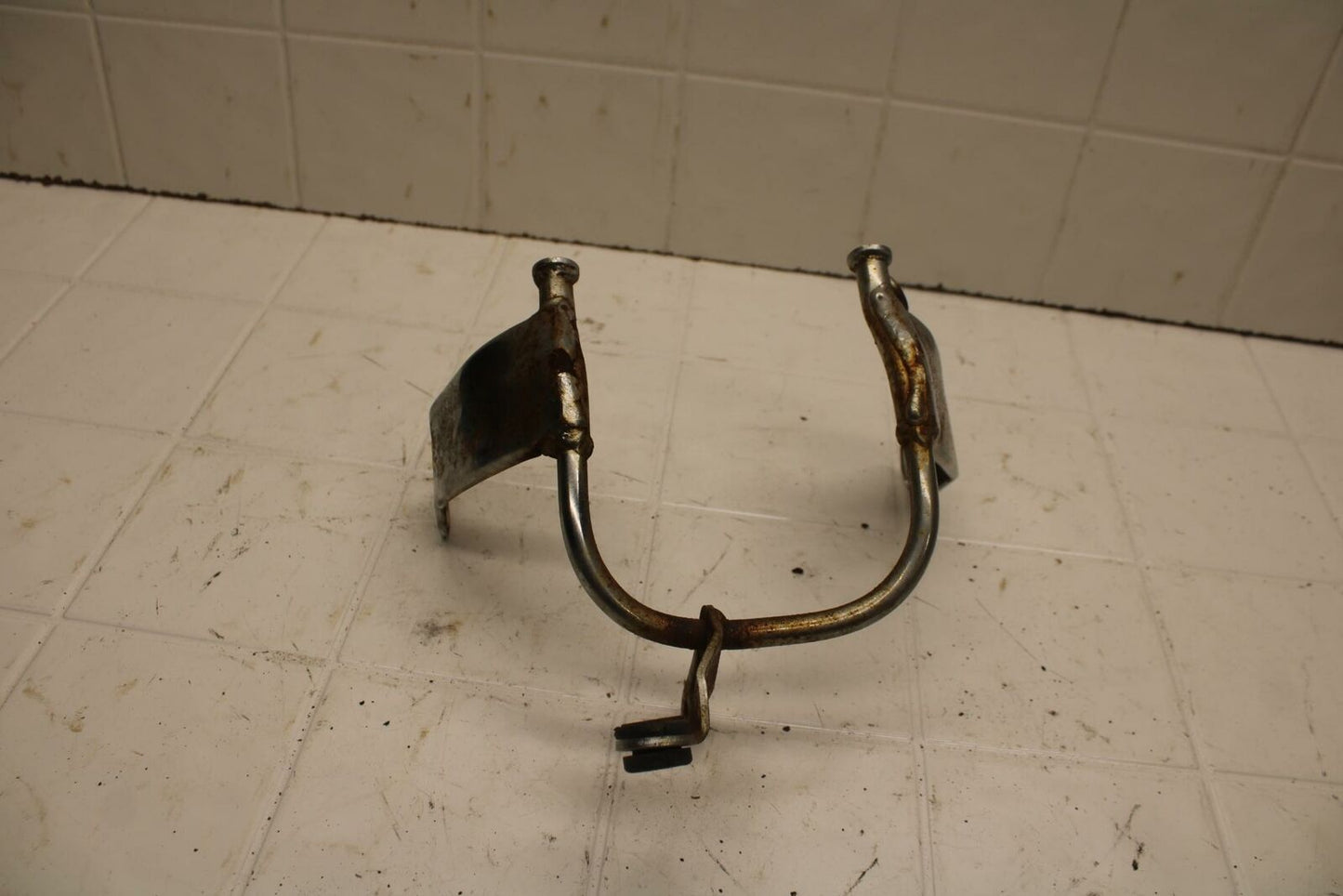 80-83 YAMAHA MAXIM 650 XJ650 UPPER FAIRING MIRROR GAUGES STAY BRACKET BB403