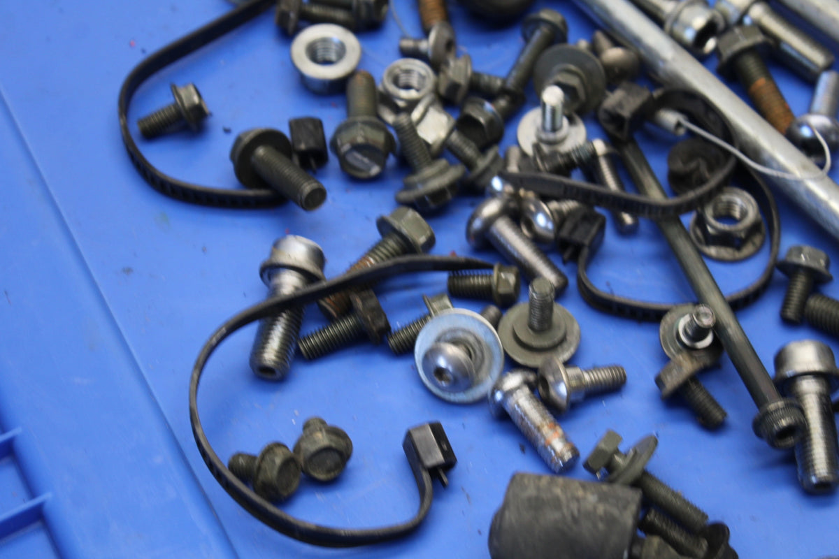 04 SUZUKI GSXR600 LEFTOVER MOUNTING BOLTS HARDWARE MOTOR SCREWS  BB676