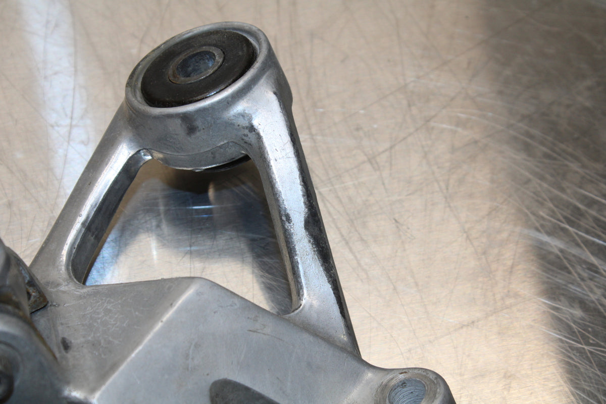 96 YAMAHA YZF750R REAR BACK PASSENGER PEG SET PAIR BB137