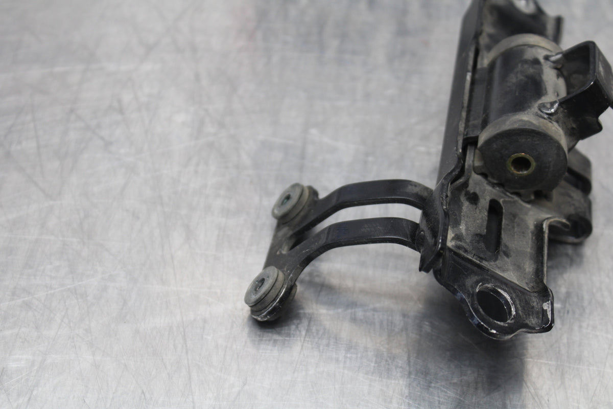 04-05 KAWASAKI NINJA ZX10R GAS TANK FUEL PETROL RESERVOIR BRACKET MOUNT BB163