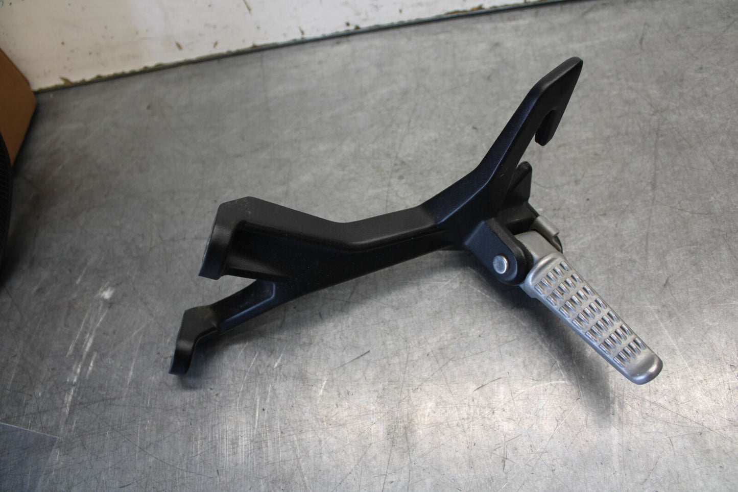 18-23 KAWASAKI NINJA 400 REAR BACK PASSENGER PEG SET PAIR BB679