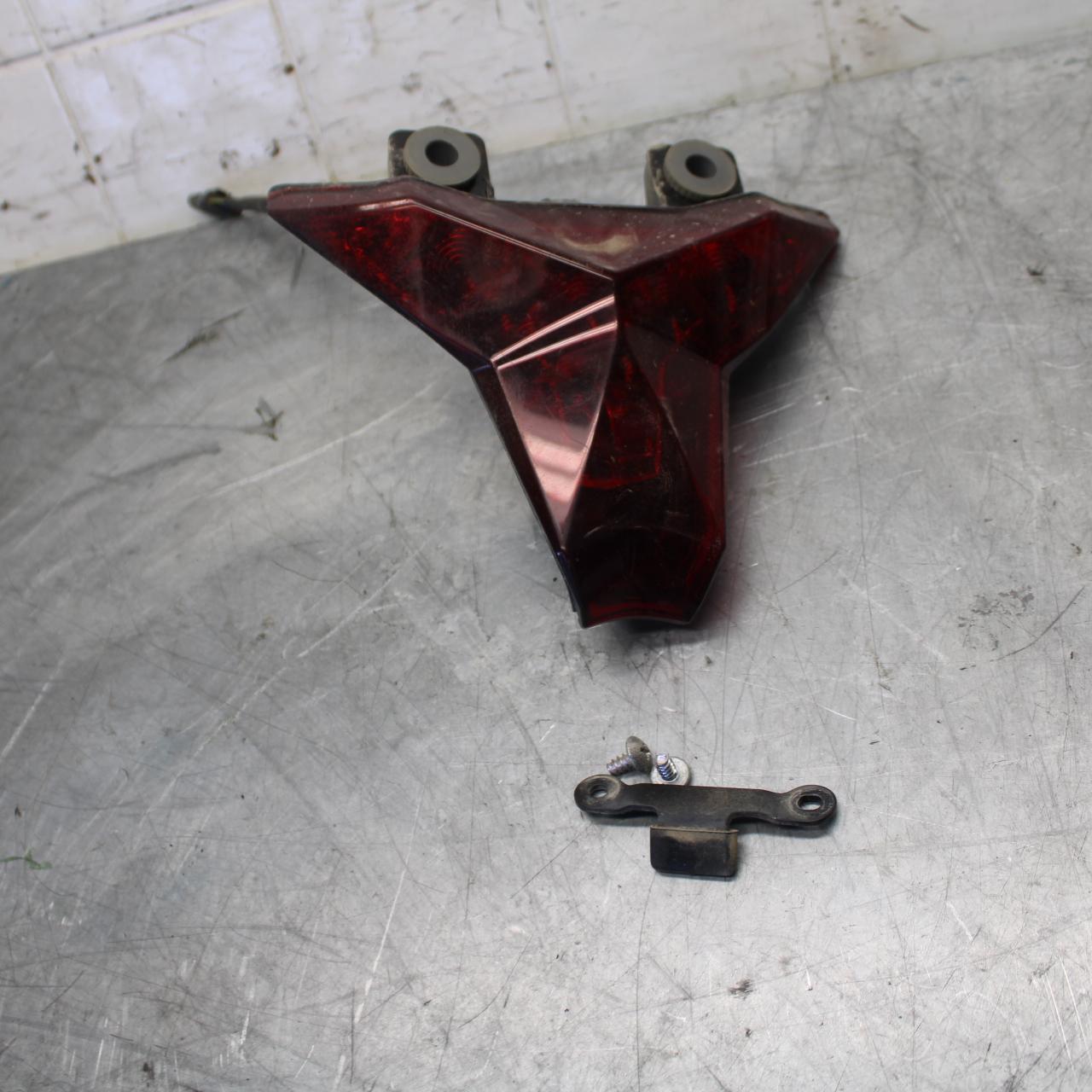 18 KAWASAKI Z 400 REAR TAIL TAILLIGHT BACK BRAKE LIGHT BB469