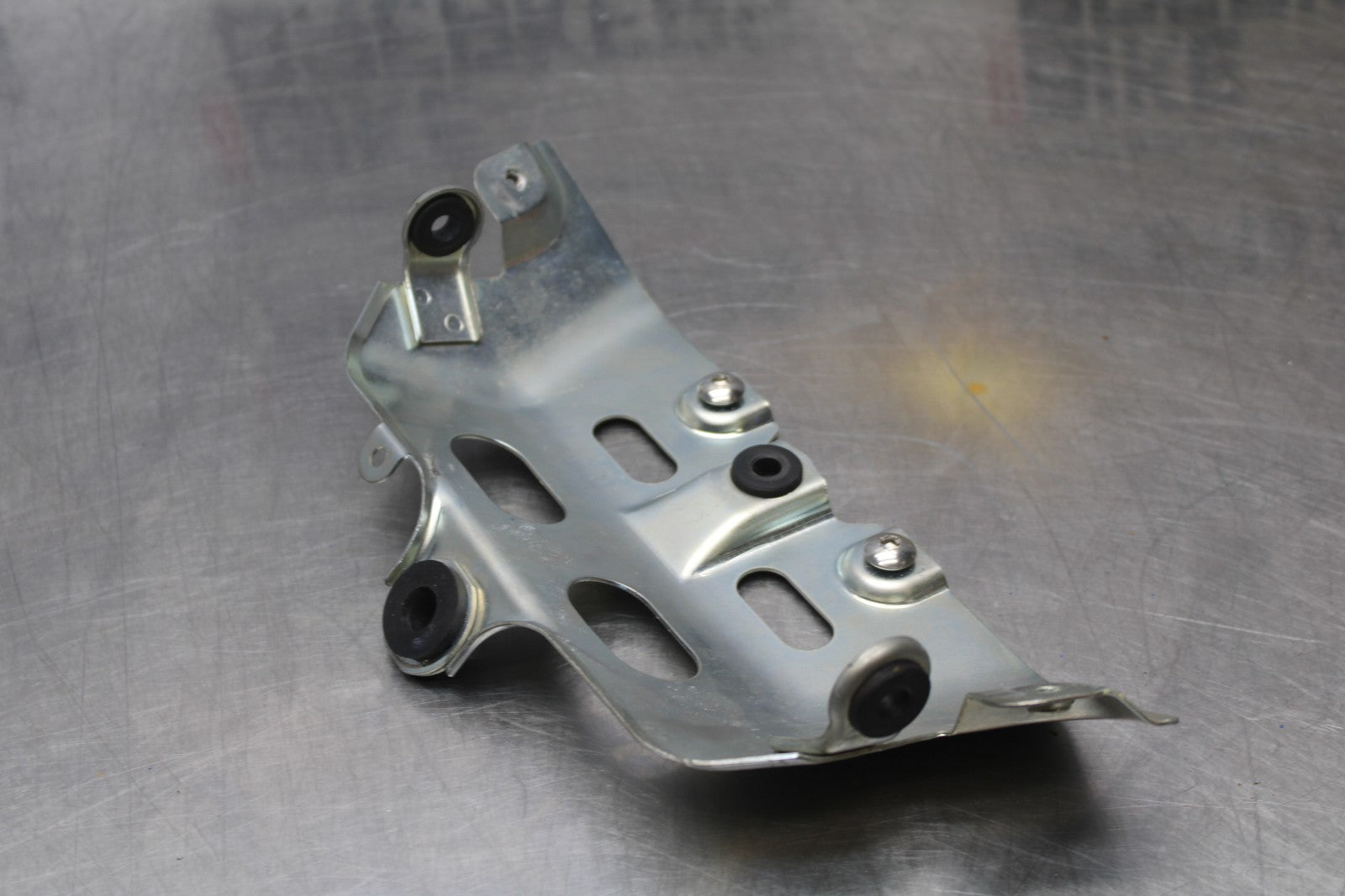 08-10 SUZUKI GSXR 600 FRONT GAS TANK FAIRING COWL COVER MOUNT BRACKET BB202
