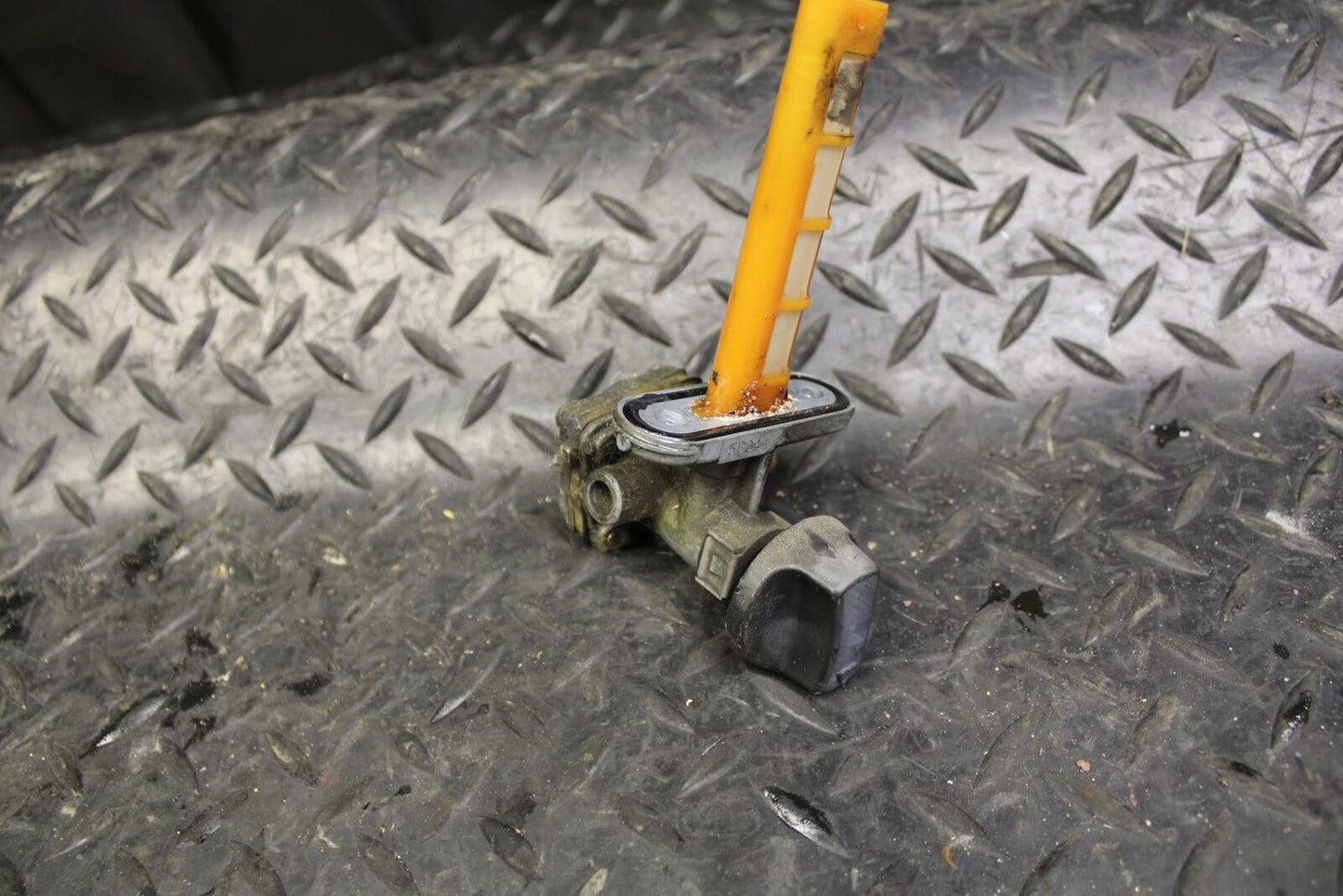 05-06 SUZUKI KATANA 750 GSX750F FUEL GAS TANK PETCOCK SHUT ON OFF VALVE bb166