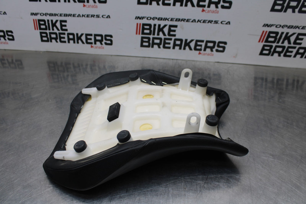 24-25 SUZUKI GSXR1000 FRONT DRIVERS SEAT PAD SADDLE PILLION BB767