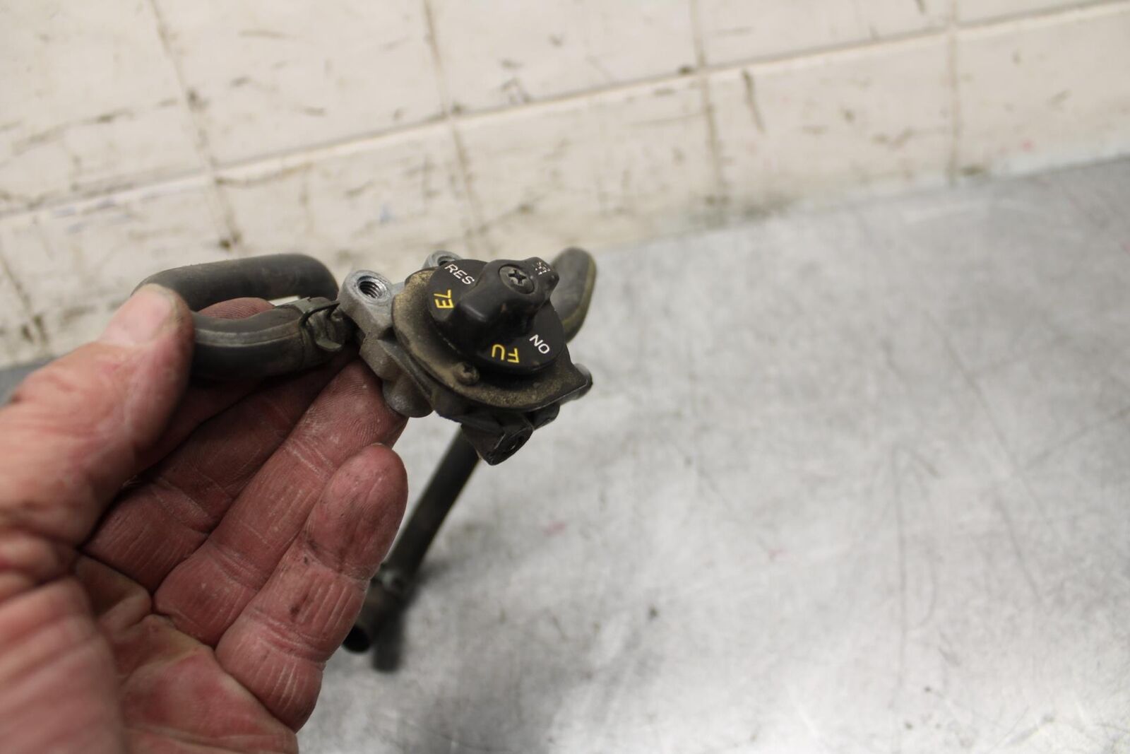 2001 Kawasaki Ninja ZX6 ZX600E FUEL GAS TANK PETCOCK SHUT ON OFF VALVE BB547