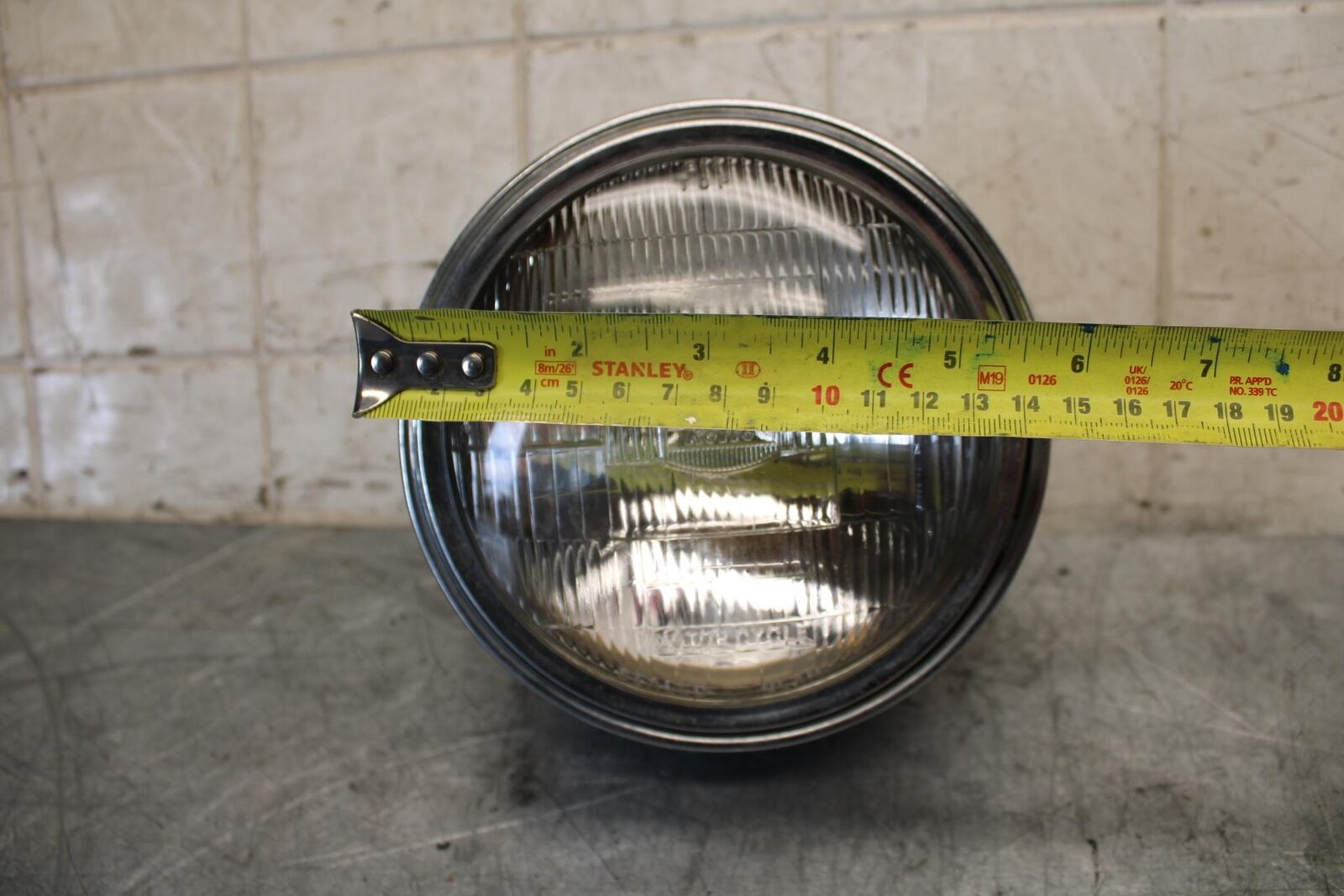 1982 Suzuki GS450L SINGLE HEADLIGHT HEAD LAMP LIGHT BB52