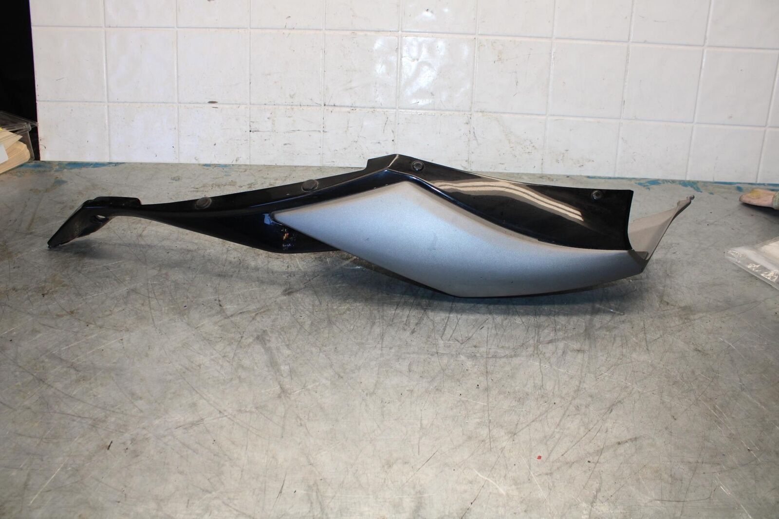 08-10 SUZUKI GSXR600 RIGHT REAR BACK TAIL FAIRING COWL SHROUD BB430