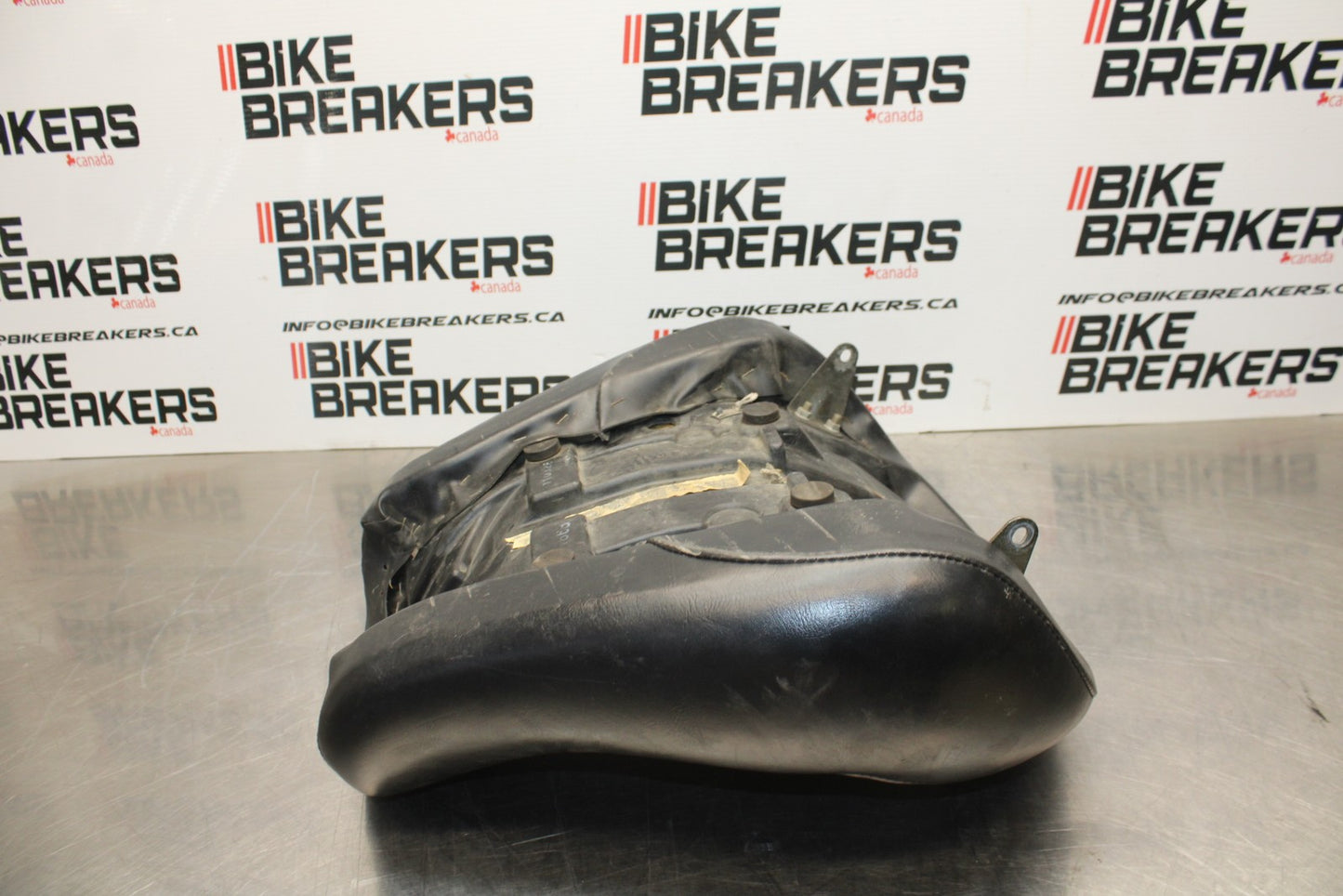 03-08 KAWASAKI VULCAN 1600 FRONT DRIVERS SEAT BB196
