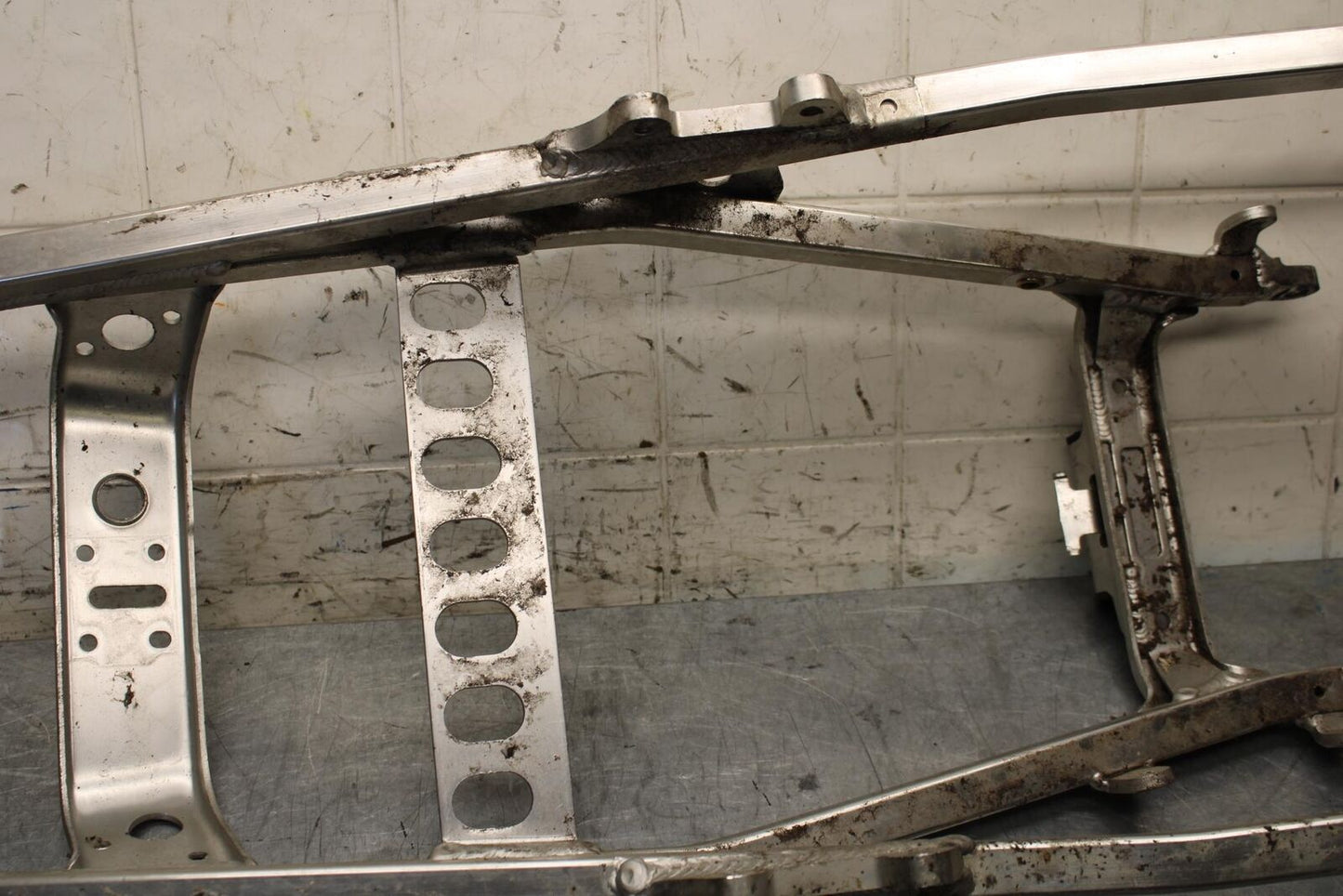 2000 Yamaha YZF R6 REAR BACK TAIL SUBFRAME SUB FRAME BB558