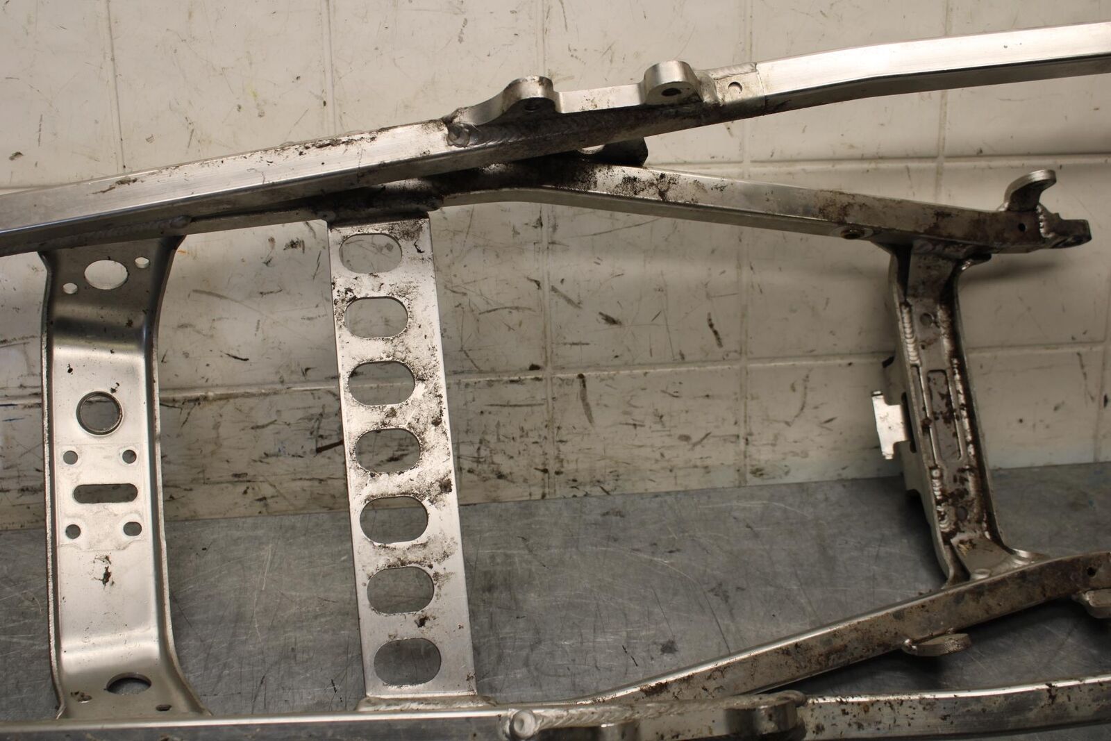 2000 Yamaha YZF R6 REAR BACK TAIL SUBFRAME SUB FRAME BB558