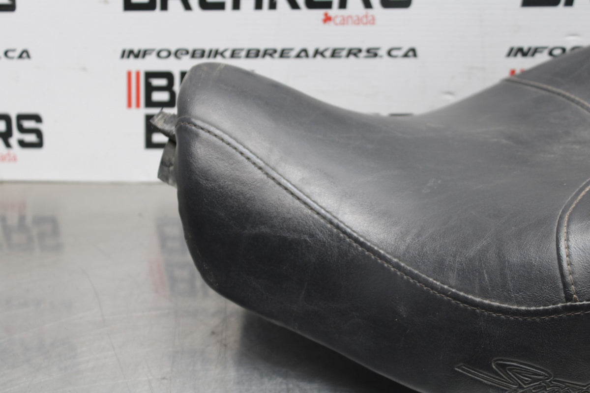 08 HARLEY-DAVIDSON SPORTSTER 1200 FRONT REAR SEAT SADDLE BB794
