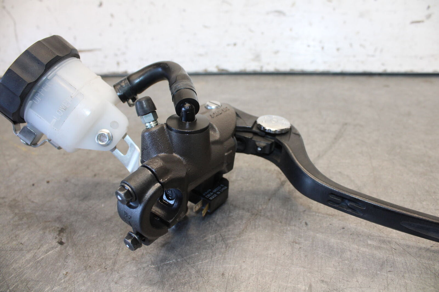 11-24 SUZUKI GSXR750 FRONT BRAKE MASTER CYLINDER w/ LEVER BB687