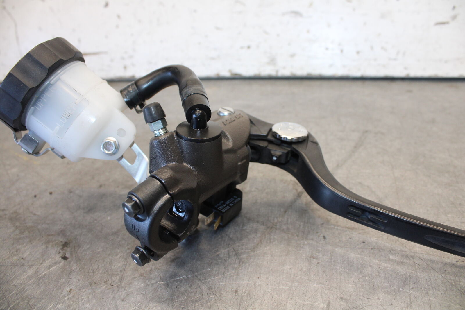 11-24 SUZUKI GSXR750 FRONT BRAKE MASTER CYLINDER w/ LEVER BB687