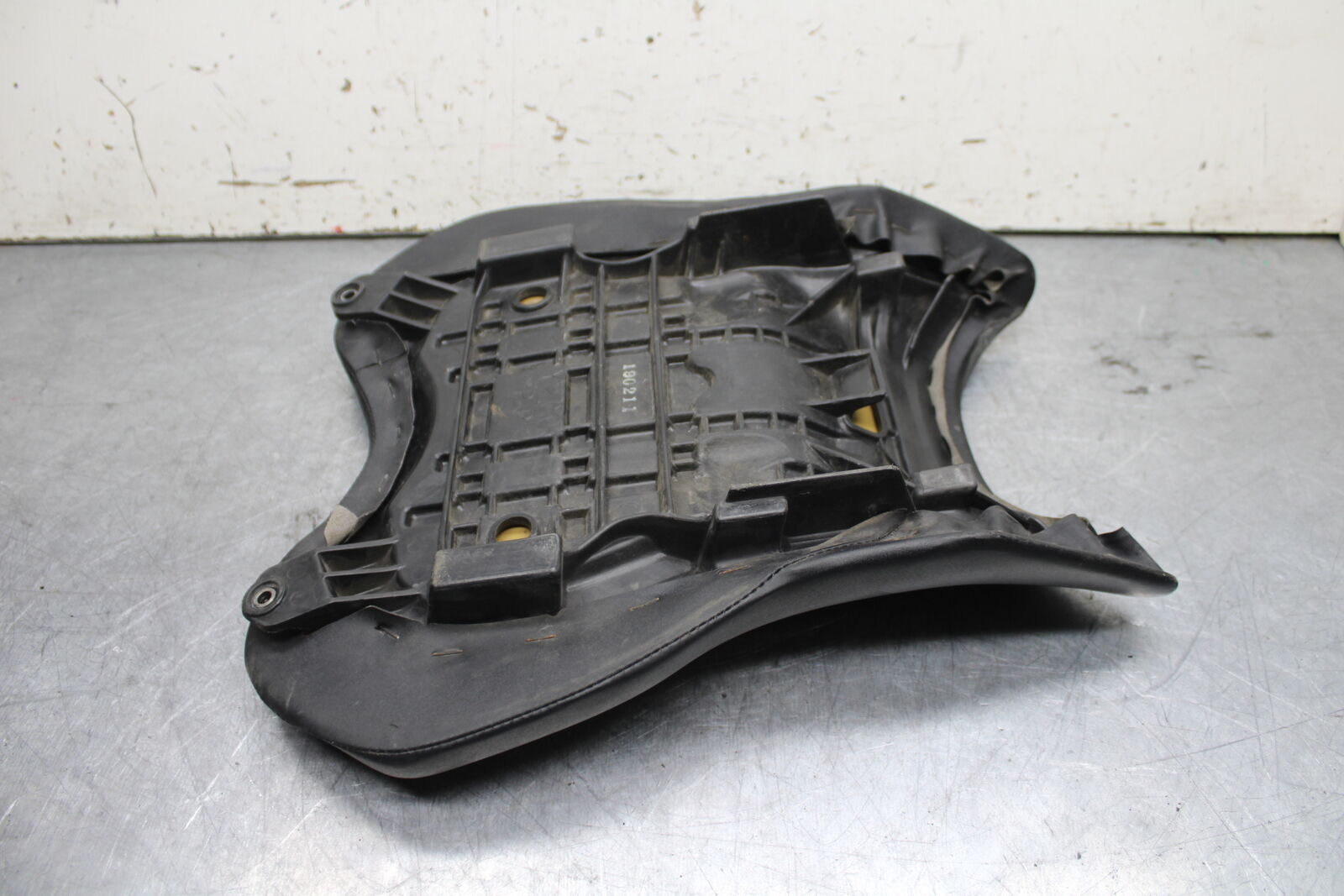 06 YAMAHA YZF R6 FRONT DRIVERS SEAT PAD SADDLE PILLION 2C0-24710-00-00 BB716