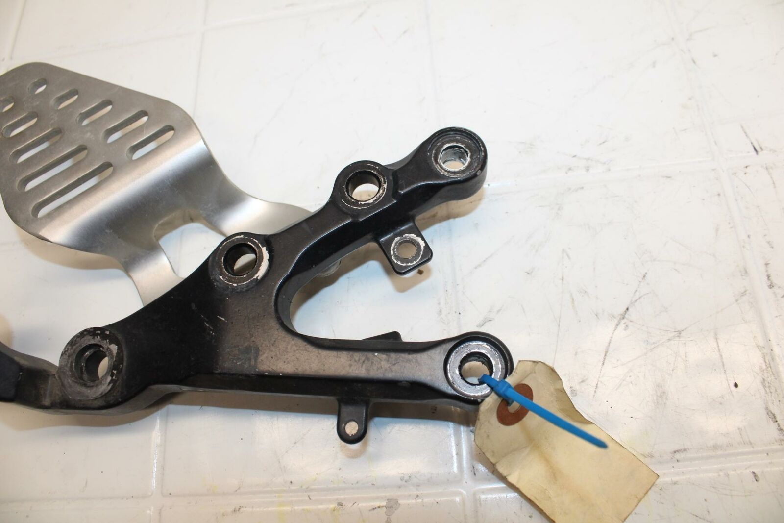 07 YAMAHA YZF R6 LEFT REARSET REAR SET DRIVER FOOT PEG BRACKET MOUNT BB284 B