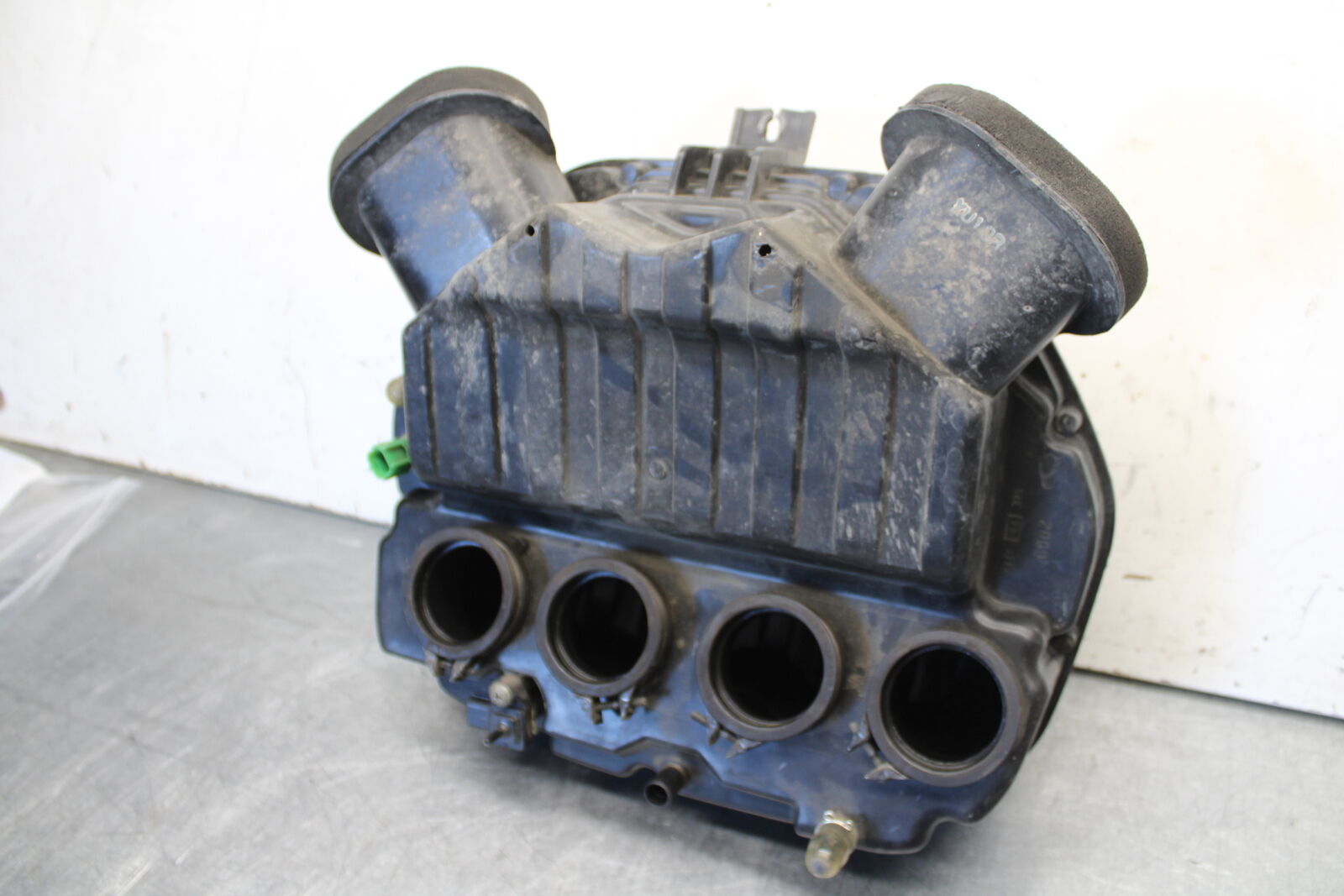 04-05 SUZUKI GSXR600 AIRBOX AIR INTAKE FILTER BOX 13700-29G00 13741-29G00 BB658