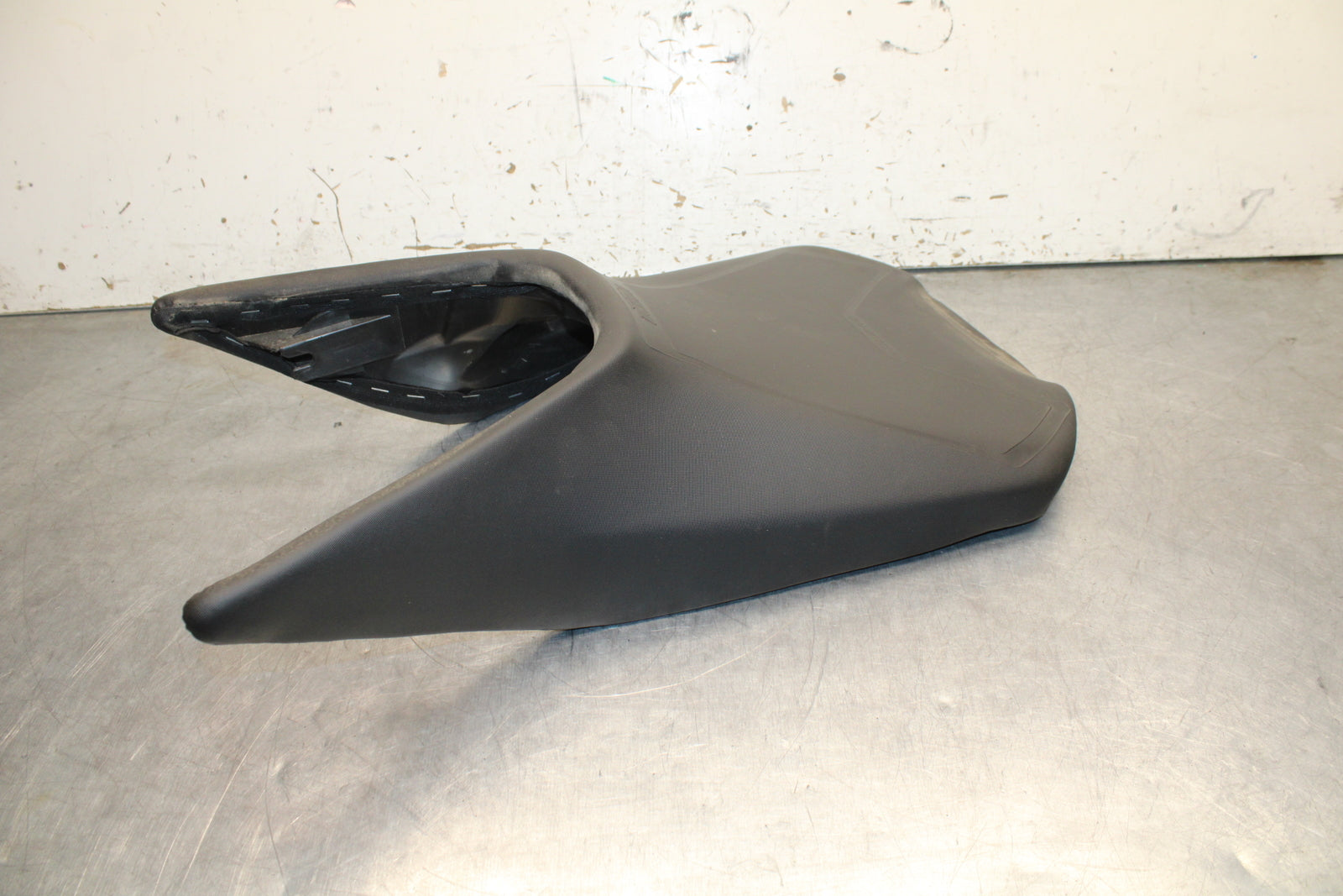 17-24 KTM 390 DUKE FRONT DRIVERS SEAT PAD SADDLE PILLION BB734