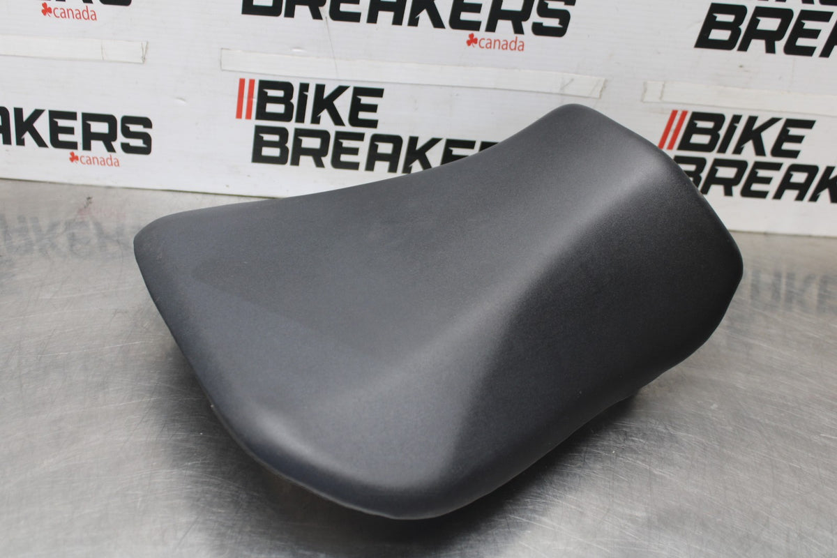05 SUZUKI GSXR600 FRONT DRIVERS SEAT PAD SADDLE PILLION BB329