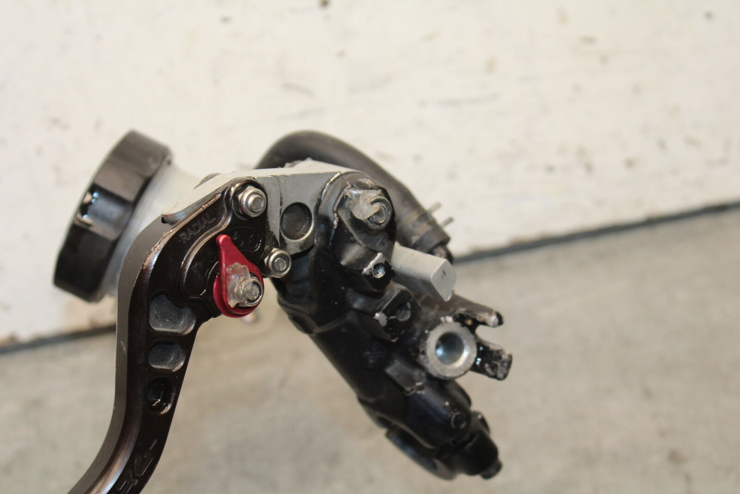 05-06 SUZUKI GSXR1000 FRONT BRAKE MASTER CYLINDER w/ LEVER 59600-47H10 BB677