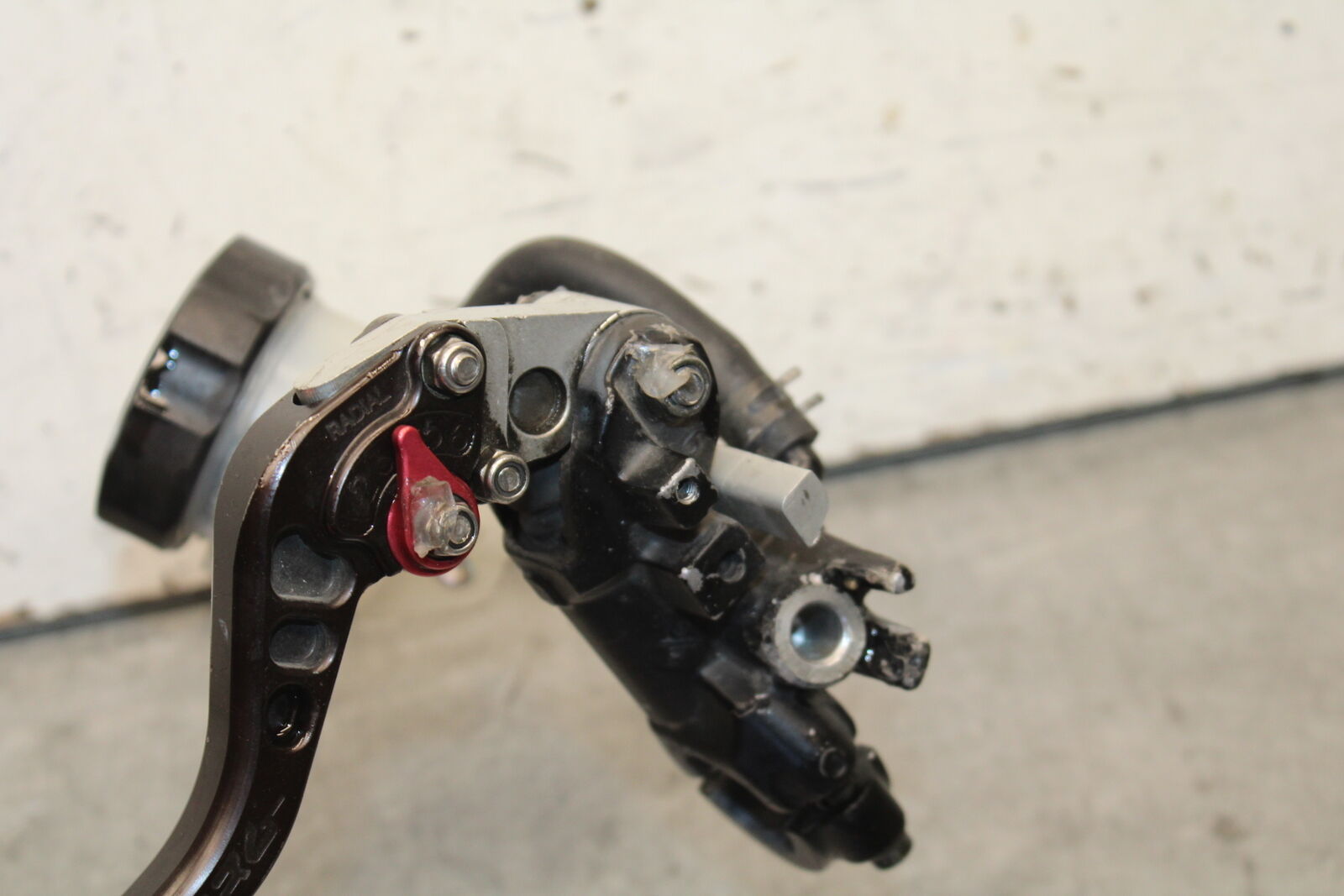 05-06 SUZUKI GSXR1000 FRONT BRAKE MASTER CYLINDER w/ LEVER 59600-47H10 BB677