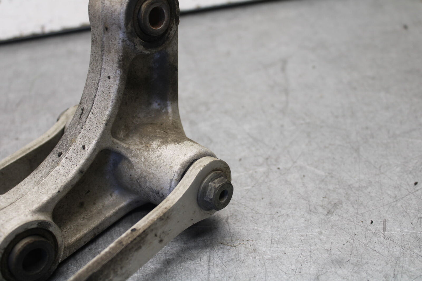 05-06 SUZUKI GSXR1000 REAR DOGBONE SHOCK LINKAGE LINK 62600-41810 BB663