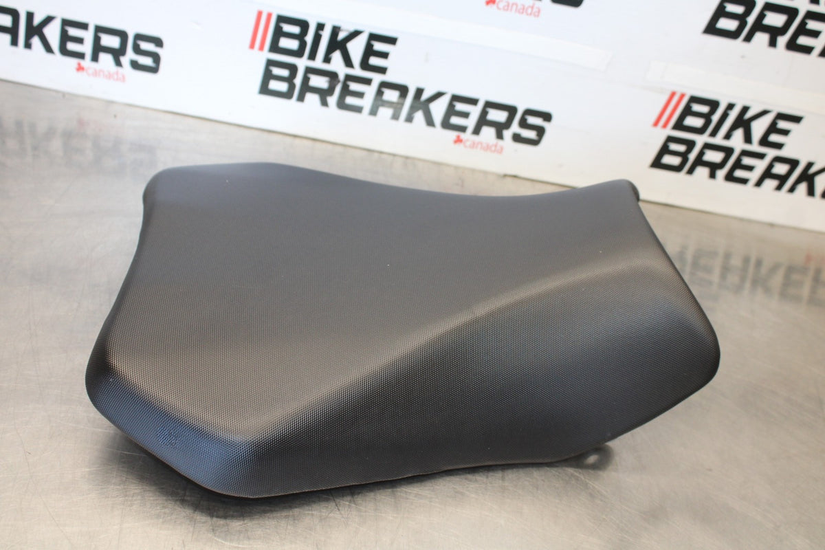 18 SUZUKI GSXR750 FRONT DRIVERS SEAT PAD SADDLE PILLION BB891