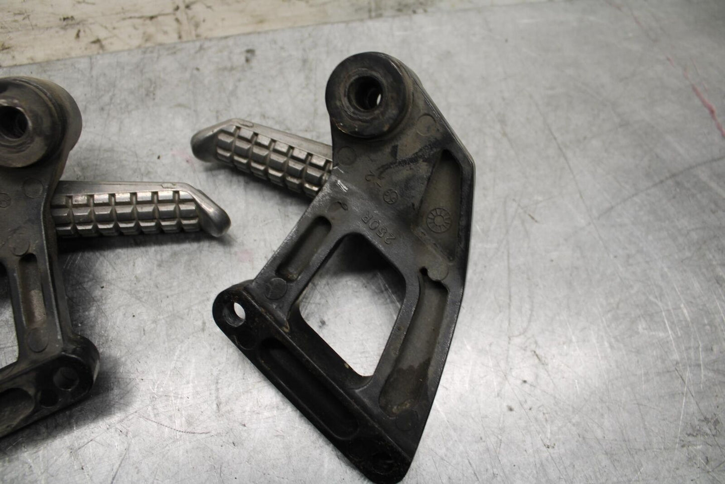 2001 Kawasaki Ninja ZX6 ZX600E REAR BACK PASSENGER PEG SET PAIR BB547