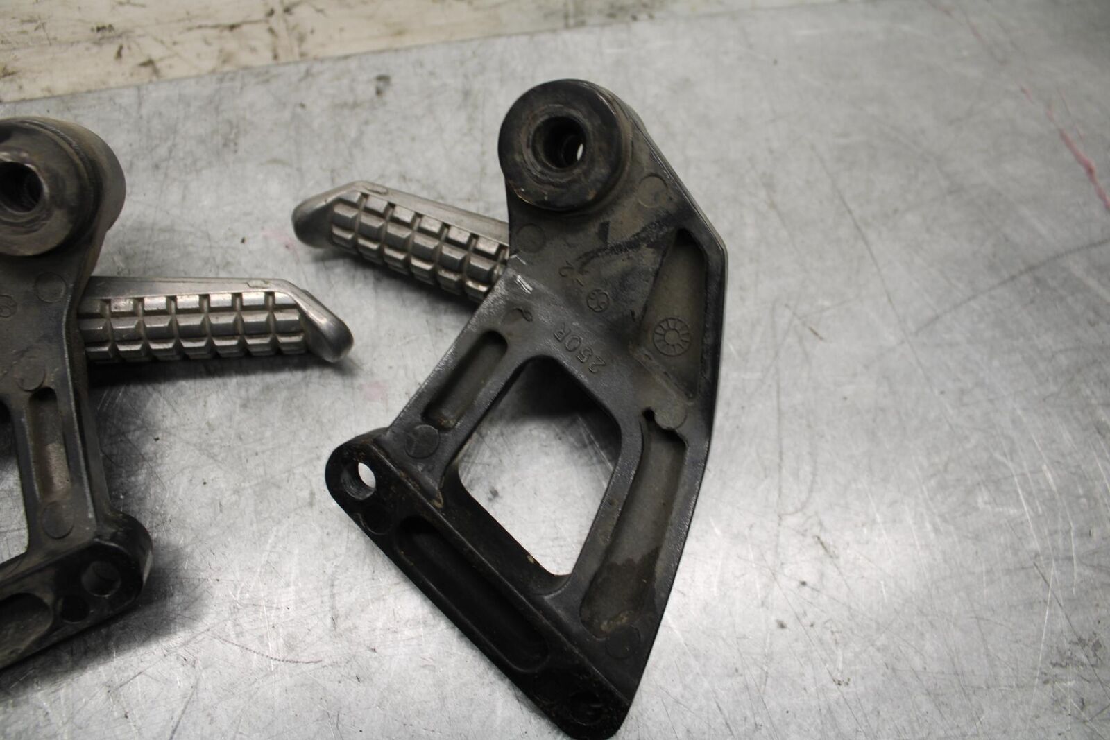 2001 Kawasaki Ninja ZX6 ZX600E REAR BACK PASSENGER PEG SET PAIR BB547