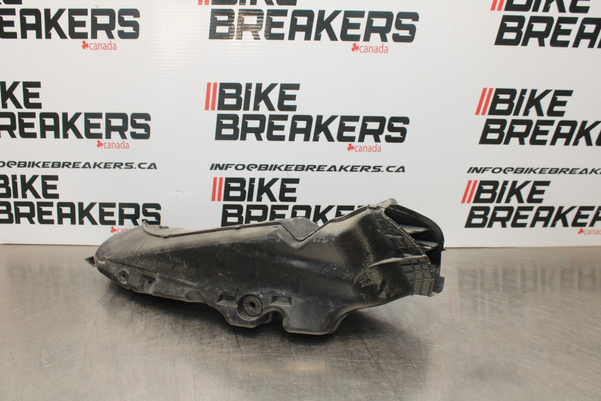 11-22 SUZUKI GSXR 600  RIGHT RAM AIR INTAKE DUCT TUBE BB193