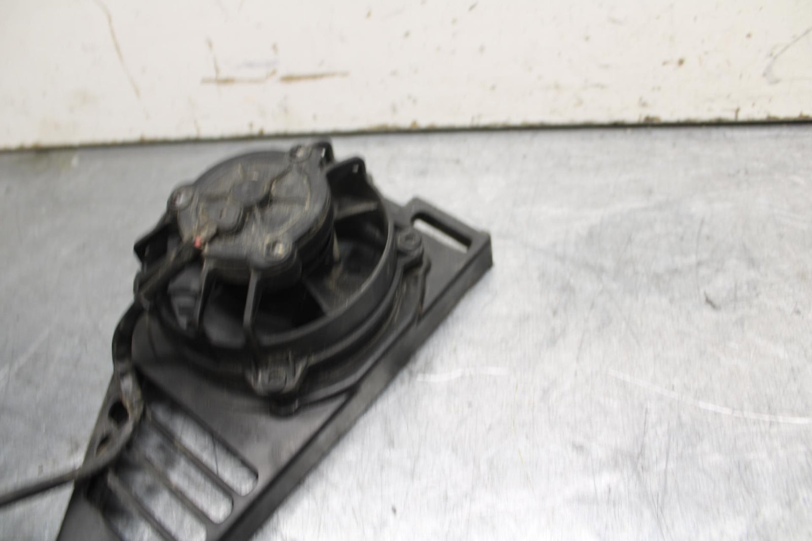 16-18 KTM 690 DUKE ENGINE RADIATOR COOLING FAN BB631