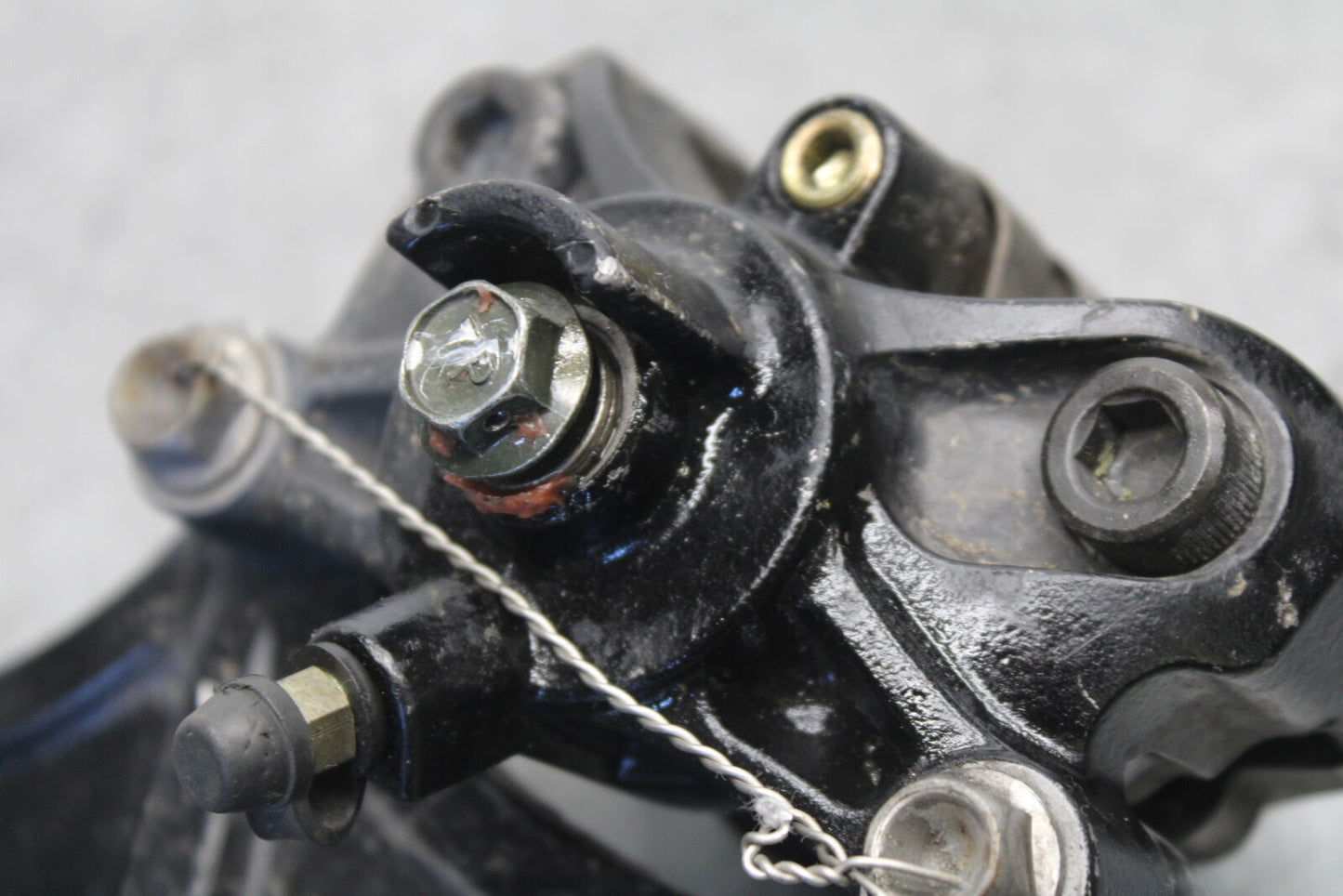 05-06 SUZUKI GSXR1000 REAR BACK BRAKE CALIPER W MOUNT BRACKET BB677