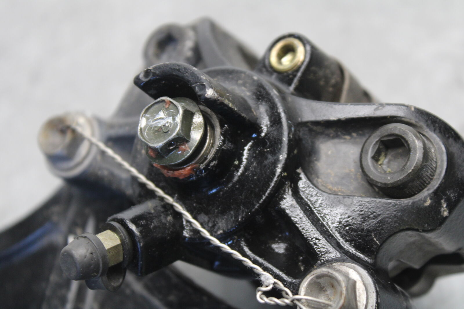 05-06 SUZUKI GSXR1000 REAR BACK BRAKE CALIPER W MOUNT BRACKET BB677