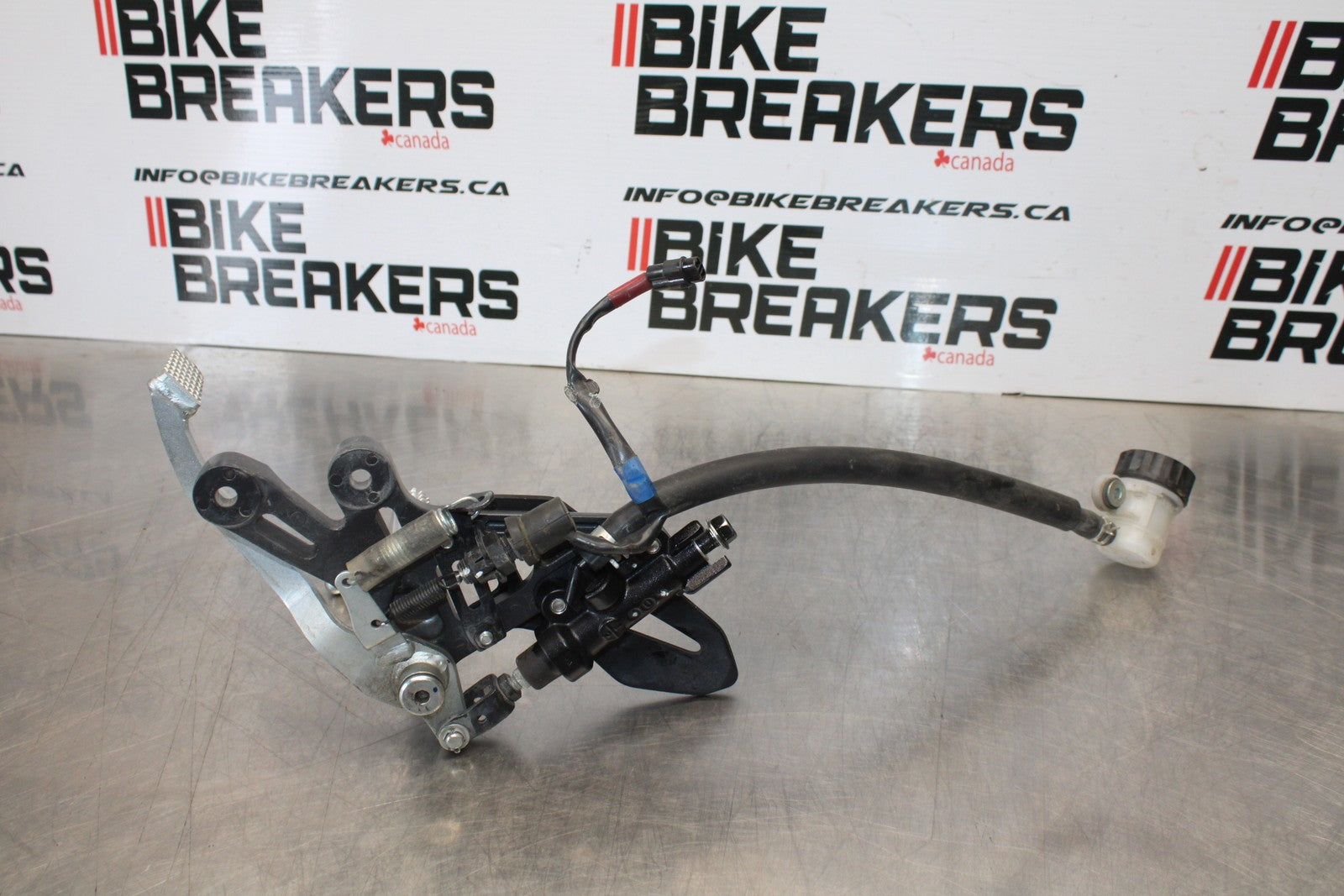 22-25 YAMAHA YZF R7 RIGHT REARSET REAR SET DRIVER FOOT PEG REST STOP BB176