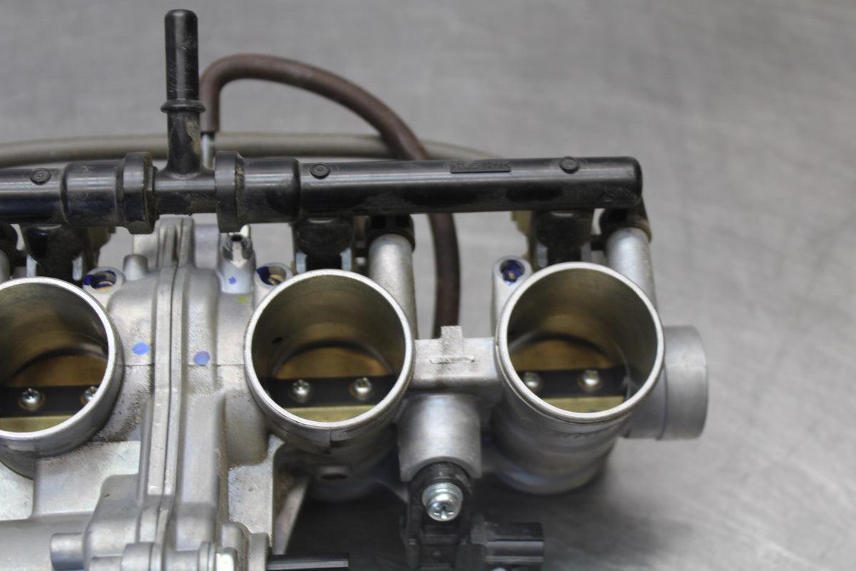 23-26 KAWASAKI NINJA ZX4RR MAIN FUEL INJECTORS / THROTTLE BODIES BB898