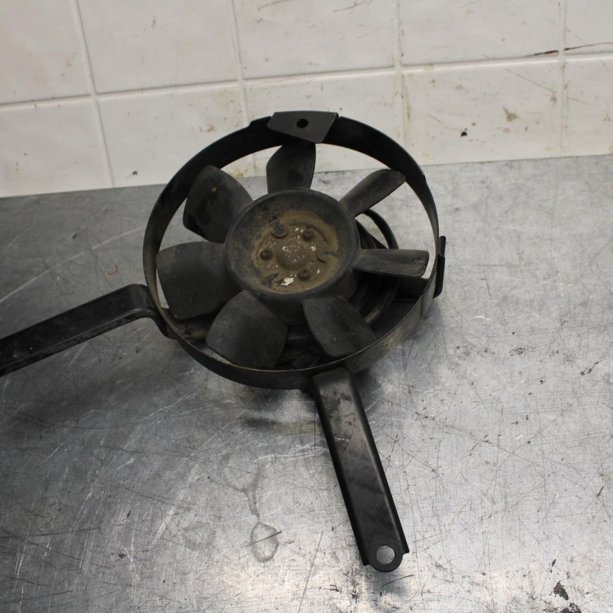 89-90 YAMAHA FZR600 ENGINE RADIATOR COOLING FAN BB76