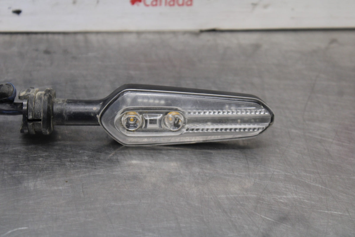 22-25 YAMAHA YZF R7 RIGHT FRONT TURN SIGNAL LIGHT INDICATOR BB940