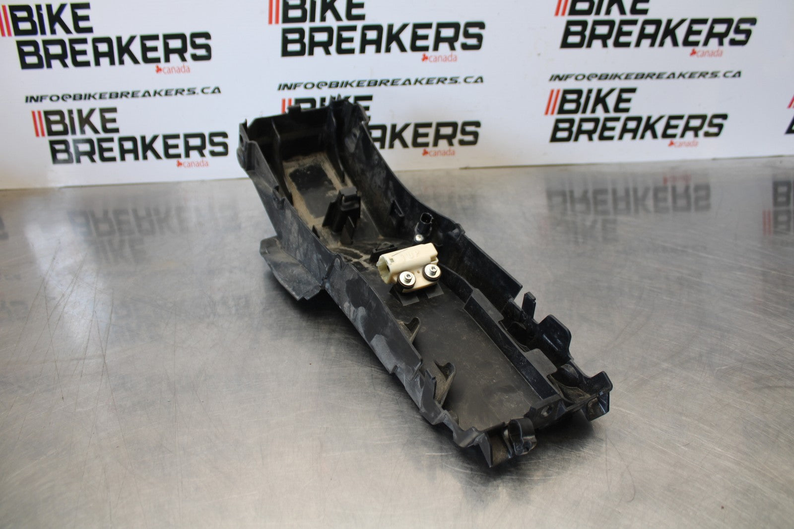 22-25 YAMAHA YZF R7 REAR BACK TAIL UNDERTAIL BATTERY TRAY PLASTIC BB176