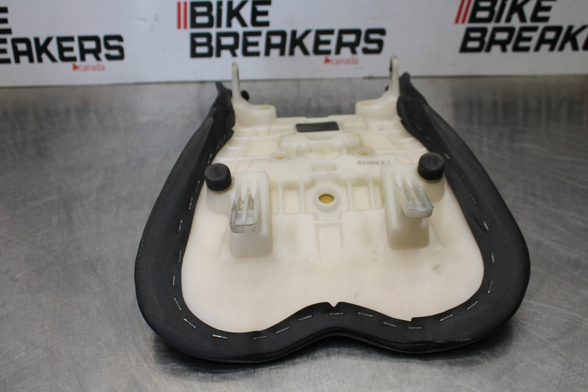 06-07 SUZUKI GSXR 600 FRONT DRIVERS SEAT PAD SADDLE PILLION BB178