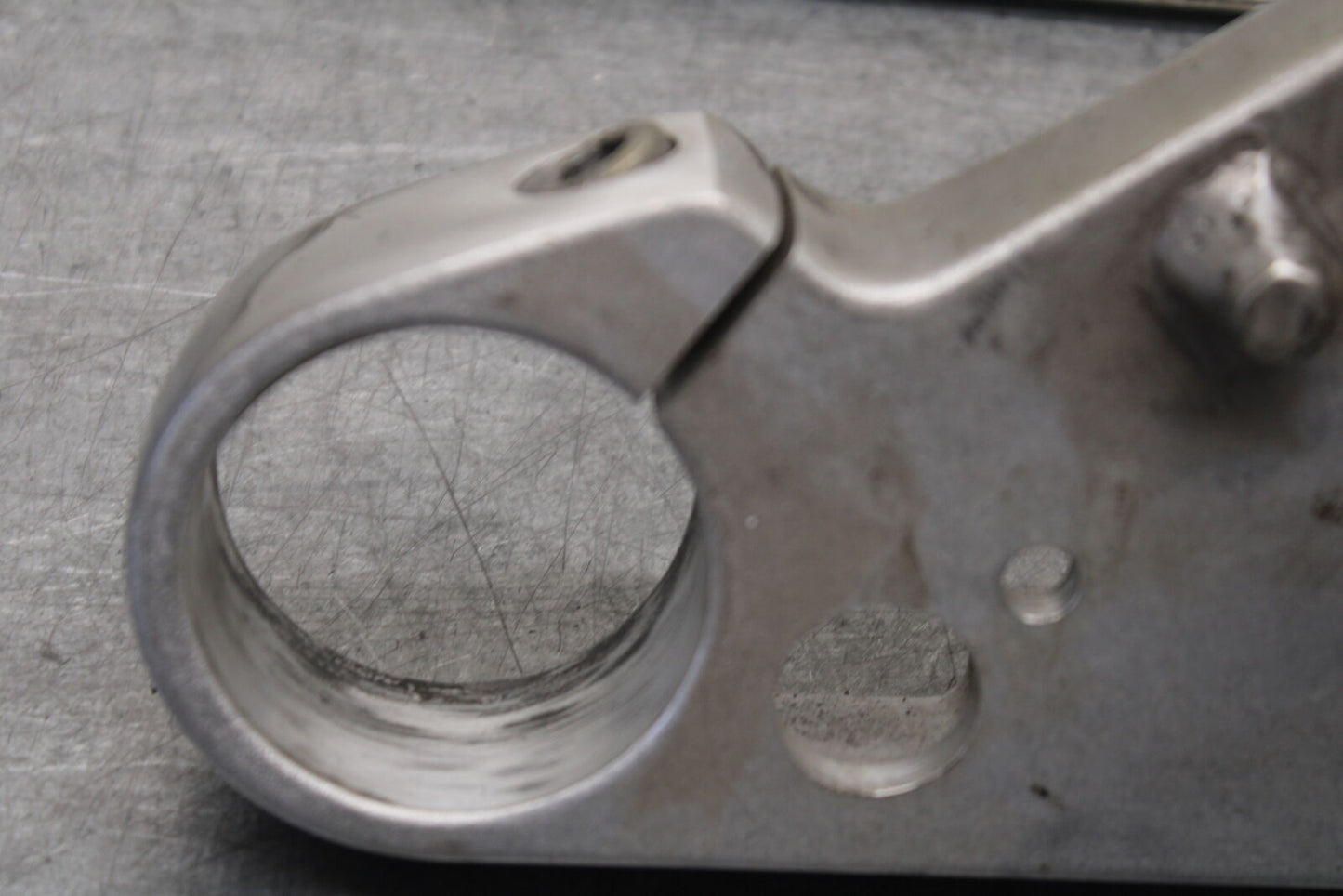 05-06 SUZUKI BOULEVARD M50 FRONT FORKS CLAMP LOWER TRIPLE TREE STEM BB671