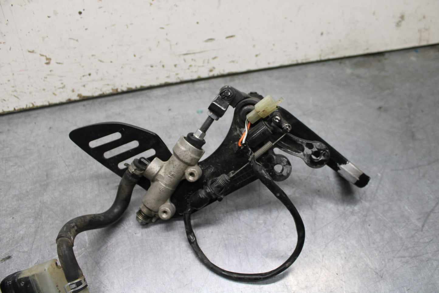 08-09 SUZUKI GSXR600 RIGHT REARSET REAR SET DRIVER FOOT PEG REST STOP BB728