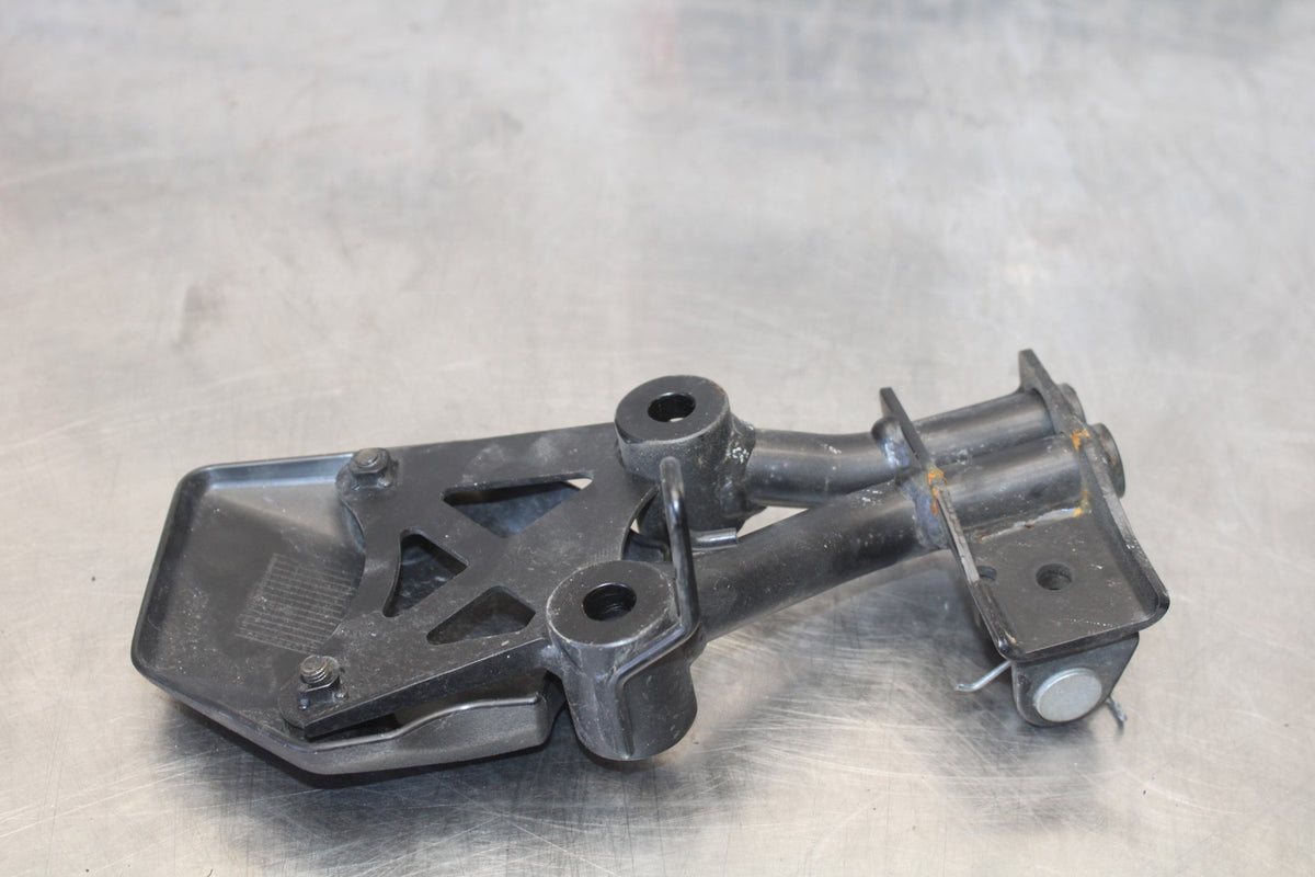 24-25 KAWASAKI ELIMINATOR 450 RIGHT FRONT FOOT PEG STEP BRACKET MOUNT BB869