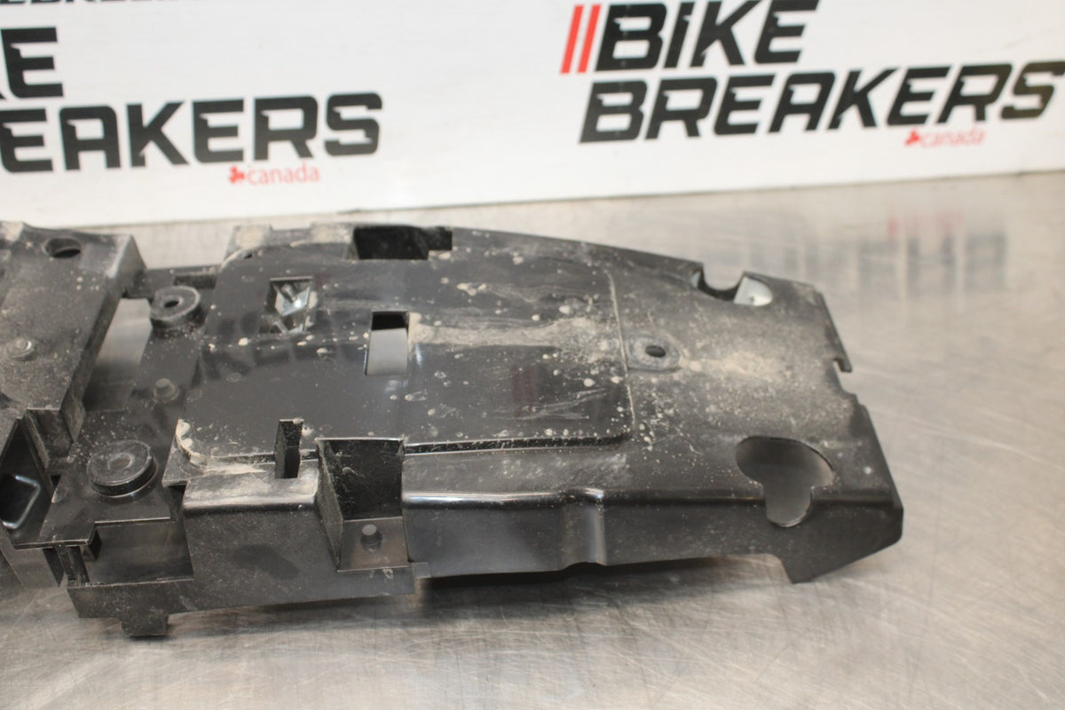 08-16 YAMAHA YZF R6 REAR BACK TAIL UNDERTAIL BATTERY TRAY PLASTIC BB856