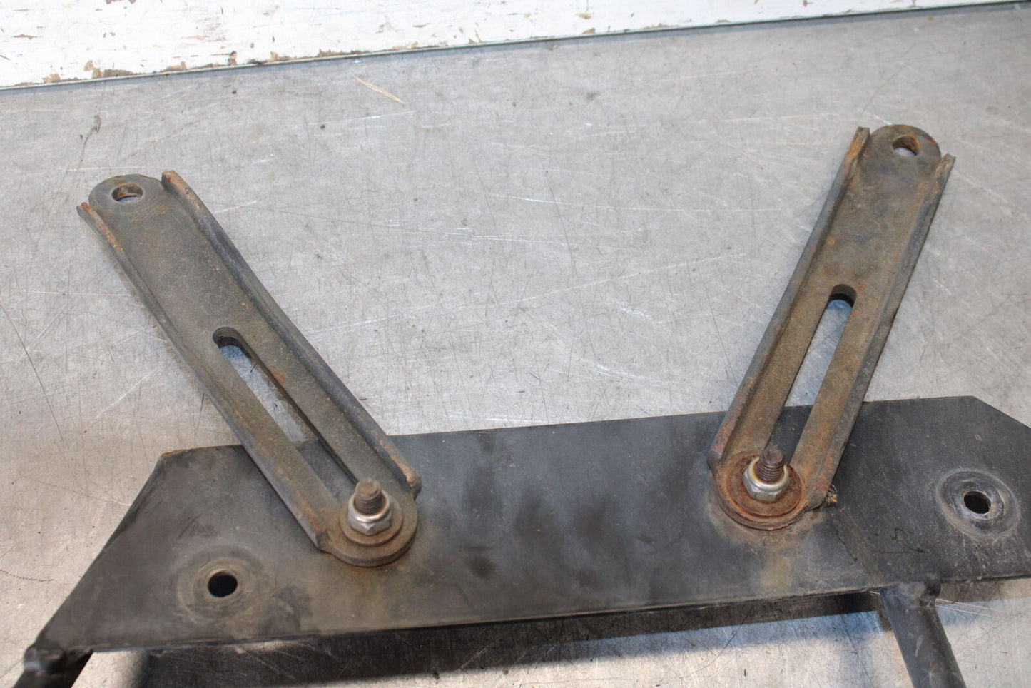 05-09 SUZUKI BOULEVARD C90 SADDLEBAG CASE MOUNTING BRACKET MOUNT BB692