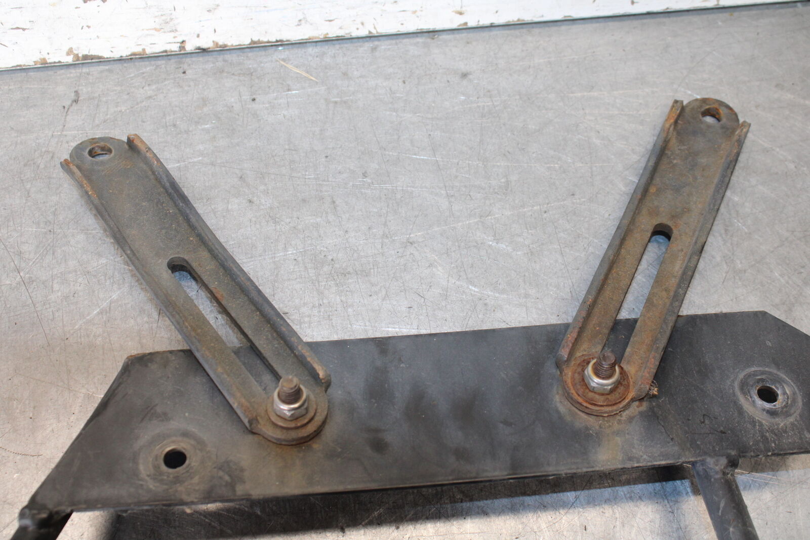 05-09 SUZUKI BOULEVARD C90 SADDLEBAG CASE MOUNTING BRACKET MOUNT BB692