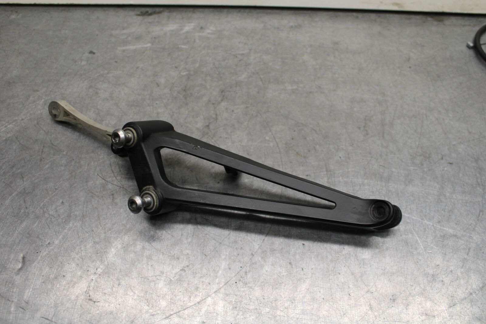 09-14 YAMAHA YZF R1 RIGHT REAR BACK PASSENGER PEG BB118